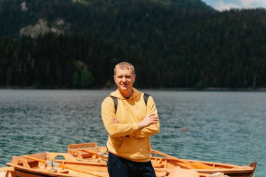 Kara Göl, Durmitor Ulusal Parkı, Zabljak, Karadağ 'a bakan genç adam. Hipster gezgini Kara Göl manzarasının keyfini çıkarıyor