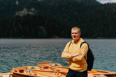 Kara Göl, Durmitor Ulusal Parkı, Zabljak, Karadağ 'a bakan genç adam. Hipster gezgini Kara Göl manzarasının keyfini çıkarıyor