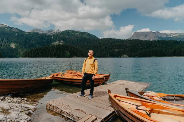Jovem olhando para Black Lake, Durmitor National Park, Zabljak, Montenegro. Hipster viajante desfrutando de vista do Lago Negro — Fotografia de Stock