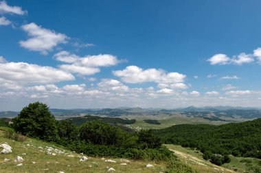 Dağ manzarası. Yeşil çimenli dağlar ve parlak mavi gökyüzü. Idyllic panorama. Turizm konsepti. Yürüyüş. Avrupa 'da tatil. Açık havada ve macera ruhunda rahatla. Doğanın Ekolojisi