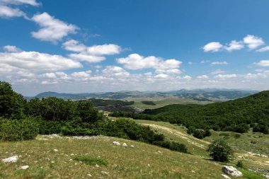 Dağ manzarası. Yeşil çimenli dağlar ve parlak mavi gökyüzü. Idyllic panorama. Turizm konsepti. Yürüyüş. Avrupa 'da tatil. Açık havada ve macera ruhunda rahatla. Doğanın Ekolojisi