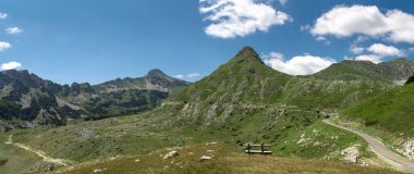 Dağ manzarası. Yeşil çimenli dağlar ve parlak mavi gökyüzü. Idyllic panorama. Turizm konsepti. Yürüyüş. Avrupa 'da tatil. Açık havada ve macera ruhunda rahatla. Doğanın Ekolojisi
