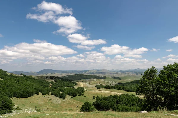 山の風景。緑の芝生と明るい青空と山。牧歌的なパノラマ。観光コンセプト。ハイキングだ。ヨーロッパでの休暇。開放的な空気と冒険の精神でリラックスしてください。自然生態学 — ストック写真