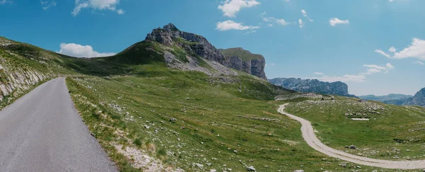 Durmitor dağları, Ulusal Park, Akdeniz, Karadağ, Balkanlar ve Avrupa 'nın muhteşem manzarası. Sedlo Geçidi 'nden parlak yaz manzarası. Dağlardaki evin yanındaki yol..