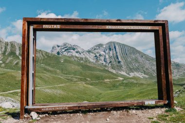 Sedlo Geçidi 'nden harika bir yaz manzarası. Durmitor National Prk, Karadağ, Avrupa 'nın resimli sabah sahnesi. Akdeniz ülkelerinin güzel dünyası. Instagram fotoğraf çerçevesi.