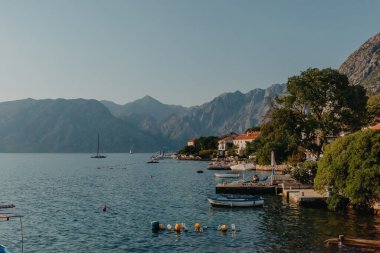 Dekoratif bitkiler ve gün batımında ahşap döşemeleri olan rahat bir villa.