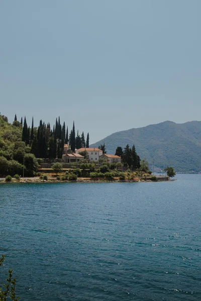Barco azul en Bahía de Kotor del Mar Adriático, Montenegro. Hermosa vista del paisaje natural. orilla de Kotor. Paisaje escénico resort de verano. descanso de verano, vacaciones — Foto de Stock