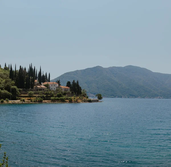 黑山亚得里亚海科托尔湾的蓝色船。自然景观的美丽景色.科托尔海岸。风景秀丽的避暑胜地景观.暑假、假期 — 图库照片