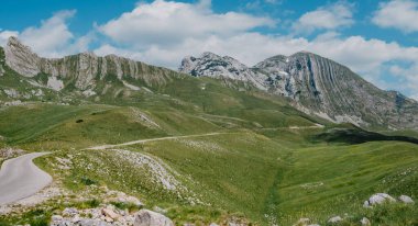 Gün doğarken Dağ Vadisi. Doğal yaz manzarası. Dağ zirvesi yeşil doğa manzarası. Yeşil tepe manzarası