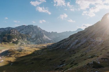 Gün doğarken Dağ Vadisi. Doğal yaz manzarası. Dağ zirvesi yeşil doğa manzarası. Yeşil tepe manzarası