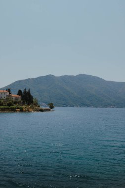 Adriyatik Denizi Kotor Körfezi, Karadağ. Doğal manzaranın güzel manzarası. Kotor kıyısı. Manzaralı yaz manzarası. Yaz tatili.