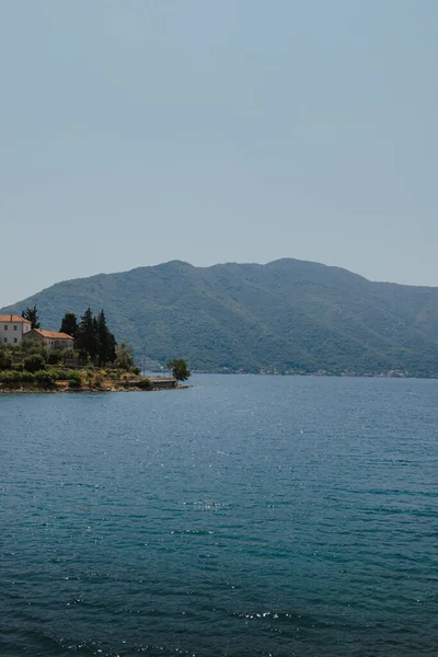 Kotori-öböl, Adriai-tenger, Montenegró. Gyönyörű kilátás nyílik a természeti táj. Kotor partja. Szcenikus nyári táj. nyári pihenés, nyaralás — Stock Fotó