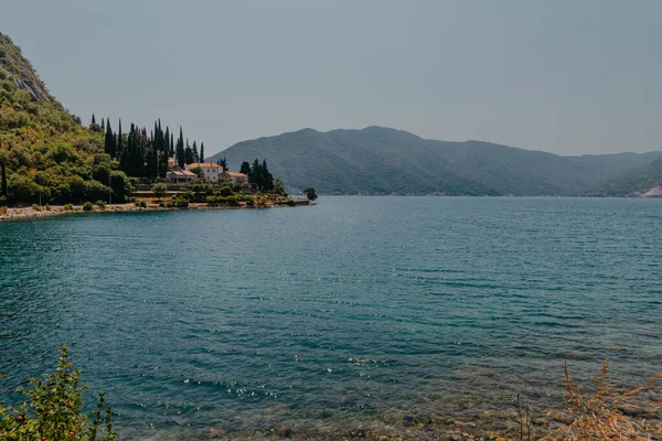 Bahía de Kotor del Mar Adriático, Montenegro. Hermosa vista del paisaje natural. orilla de Kotor. Paisaje escénico resort de verano. descanso de verano, vacaciones — Foto de Stock