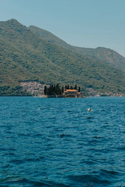 黑山。科托尔湾从水面到沿海城镇多布罗塔的风景秀丽的景色。在一个美丽的夏日，黑山科托尔湾 — 图库照片