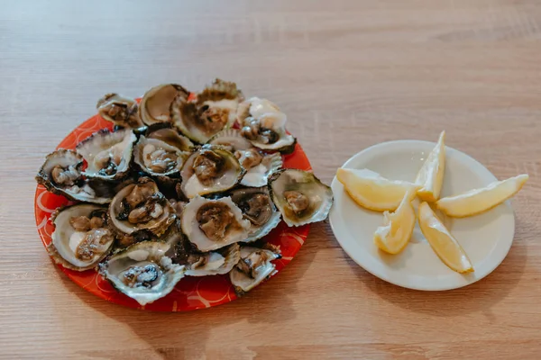 ライムと新鮮な牡蠣 — ストック写真