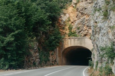 Boş yol ve dağda küçük bir tünel.