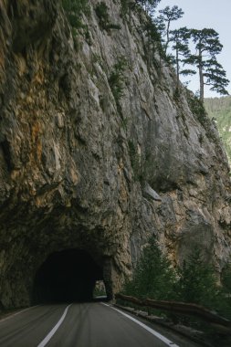 Boş yol ve dağda küçük bir tünel.