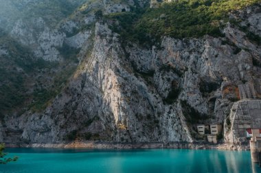 Çevre turizmi ve aktif eğlence kavramı. Ulusal Park. Ormanlık dağlarda Zümrüt Dağı gölü. Sonbaharda güneşli bir gün