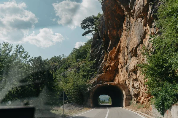 Empty route and small tunnel in mountain — Stock Photo, Image