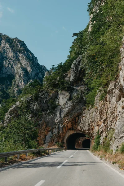 Empty route and small tunnel in mountain — Stock Photo, Image