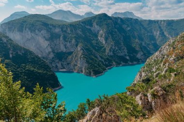 Ormanlık dağlarda Zümrüt Dağı gölü. Yazın güneşli bir gün. Çevre turizmi ve aktif eğlence kavramı. Ulusal Park
