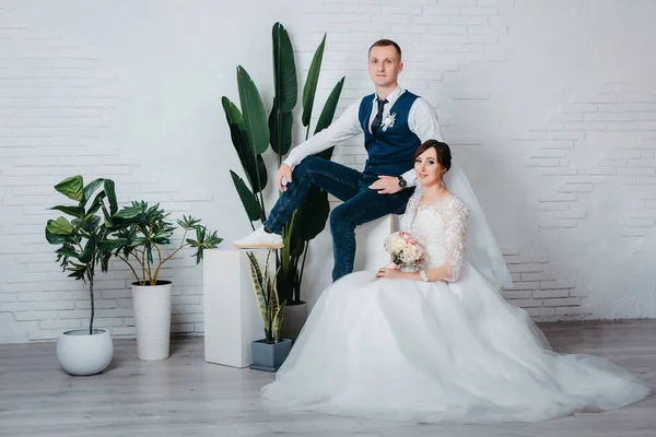 Γαμήλια φωτογράφιση στούντιο με φιλιά διακόσμηση, αγκαλιές. Ευτυχισμένο ζευγάρι. Εραστές νύφη και γαμπρός σε πολυτελή διακόσμηση. Νύφη και γαμπρός μαζί. Δύο αγκαλιές. Νιόπαντροι την ημέρα του γάμου. Κομψή νύφη και γαμπρός — Φωτογραφία Αρχείου