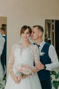 Gelin ve damat düğün töreninde. Düğün merasiminde iki aşık kalbi