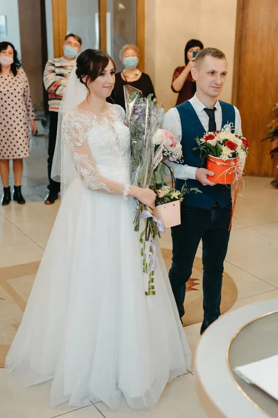 Noiva e noivo na cerimônia de casamento. Dois amantes corações na cerimônia de casamento — Fotografia de Stock