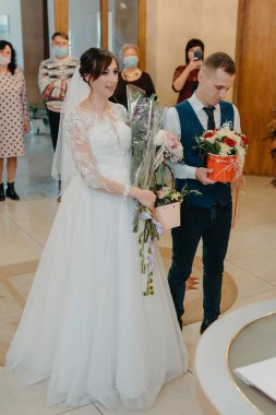 Gelin ve damat düğün töreninde. Düğün merasiminde iki aşık kalbi