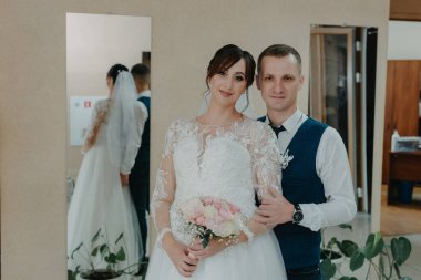 Gelin ve damat düğün töreninde. Düğün merasiminde iki aşık kalbi