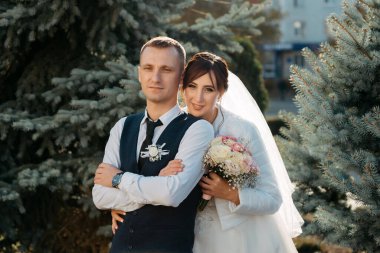 Zarif gelin ve damat bir düğün gününde birlikte açık havada poz. Damat ve Gelin parkta. Gelinlik. Çiçek Gelin düğün buketi