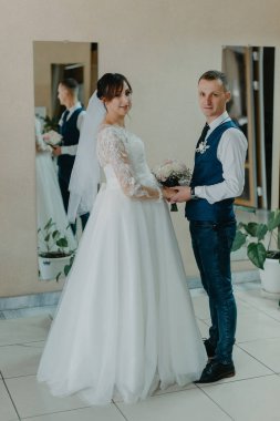 Gelin ve damat düğün töreninde. Düğün merasiminde iki aşık kalbi