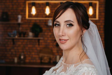 Düğün gününde, içinde çiçek demeti olan güzel bir gelin portresi. Gelinlik giymiş güzel bir kadın. Düğün çiçekleri gelinin ellerinde. Tasarımcı elbiseli gelin