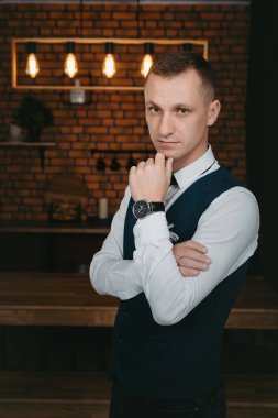 Sabah damadın. Damat sabah hazırlık. Genç ve yakışıklı damat bir düğün gömlek giyinmek