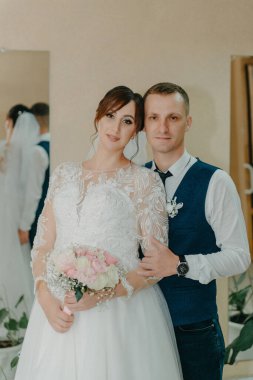 Gelin ve damat düğün töreninde. Düğün merasiminde iki aşık kalbi