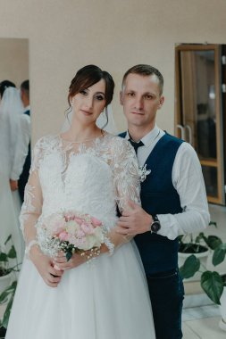 Gelin ve damat düğün töreninde. Düğün merasiminde iki aşık kalbi