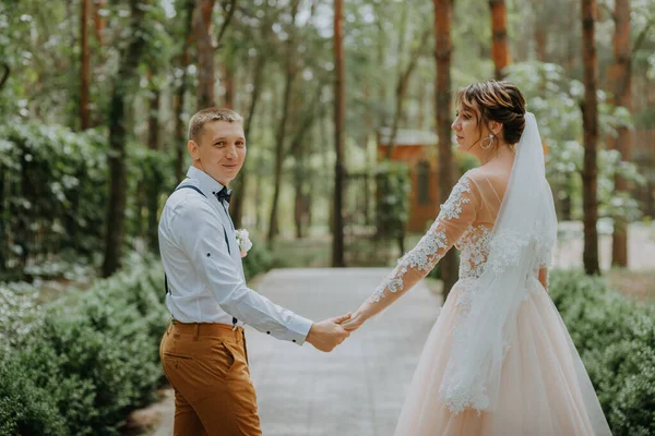 Smyslný portrét mladého páru. Svatební foto venku. Svatební snímek nevěsty a ženicha v parku. Jen manželský pár objal. — Stock fotografie