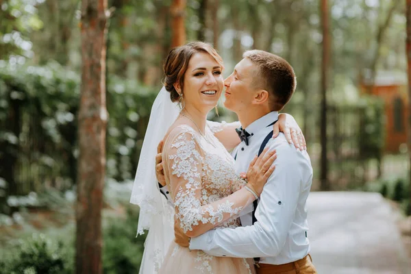 Sensual portrait of a young couple. Wedding photo outdoor. Wedding shot of bride and groom in park. Just married couple embraced. — Stock Photo, Image