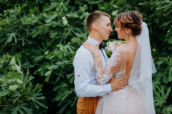 Retrato sensual de um jovem casal. Foto do casamento ao ar livre. Tiro de casamento de noiva e noivo no parque. Apenas casal abraçado. — Fotografia de Stock