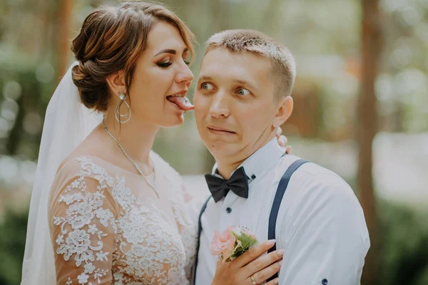 Érzéki portré egy fiatal párról. Esküvői fotó kint. Esküvői fotó menyasszony és vőlegény a parkban. Csak a házaspár ölelkezett.. — Stock Fotó