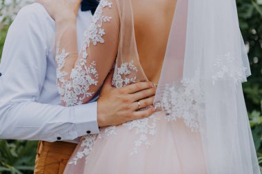 Genç bir çiftin şehvetli portresi. Düğün fotoğrafı dışarıda. Gelin ve damadın parkta düğün fotoğrafı. Yeni evli çift kucaklaştı..