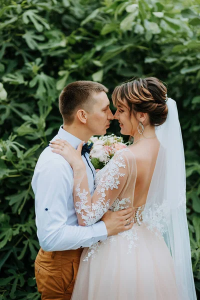 Smyslný portrét mladého páru. Svatební foto venku. Svatební snímek nevěsty a ženicha v parku. Jen manželský pár objal. — Stock fotografie