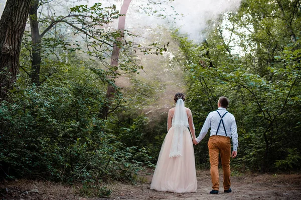 Sensuellt porträtt av ett ungt par. Bröllopsfoto utomhus. Bröllopsbild av brud och brudgum i parken. Bara gift par omfamnade. — Stockfoto