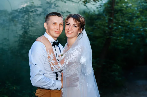 Smyslný portrét mladého páru. Svatební foto venku. Svatební snímek nevěsty a ženicha v parku. Jen manželský pár objal. — Stock fotografie