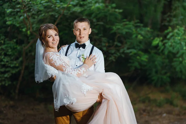 Genç bir çiftin şehvetli portresi. Düğün fotoğrafı dışarıda. Gelin ve damadın parkta düğün fotoğrafı. Yeni evli çift kucaklaştı.. — Stok fotoğraf