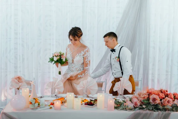 Romantisk kyss brud och brudgum i bröllop bankett. Bröllopsbankett. Bruden och brudgummen vid bordet. Alla har roligt. Le och kyss. Bröllopsfest. brud och brudgum på restaurang. — Stockfoto