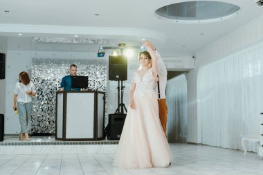 Güzel beyaz bir çift yeni evlendiler ve ilk danslarını ediyorlar. Tanımlanamayan arkadaşlarının önünde dans eden evli bir çift..