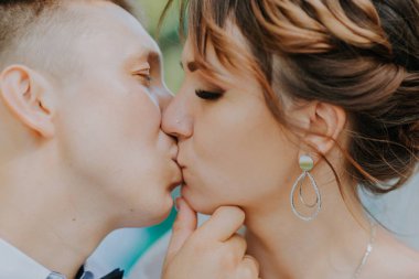 Yeni evli bir çift parktaki antika arabanın yanında duruyor. Ormanda güneşli bir yaz günü. Şık, beyaz elbiseli, buketli gelin ve aşık damat. Gelin ve damat