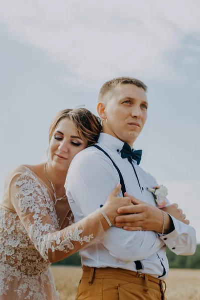 Ateşli bir kadın bahçede şefkatli bir erkek gösteriyor. Parkta duygularını ifade eden seksi bir çiftin portresi. Gelin ve damat açık havada düğün töreninde öpüşüyor. Gelin ve damat nazikçe öpüşürler.