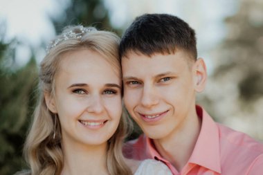 Gelin ve damat gün açık havada yürüyüş düğününde doğa bahar. Gelin Çift, mutlu yeni evli kadın ve yeşil park kucaklayan adam. Sevgi dolu evlilik çift açık. Gelin ve damat, düğün çekim